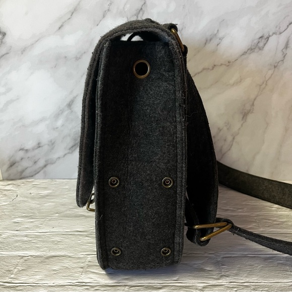 Scout By Petunia Pickle Bottom Dark Grey Felt Diaper Messenger Bag - Picture 7 of 14